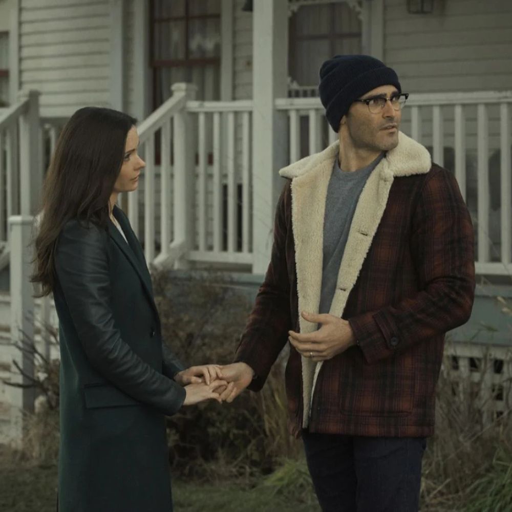 Superman &amp; Lois Lois Lane Coat with Leather Sleeves in Season 04 - Character Side View
